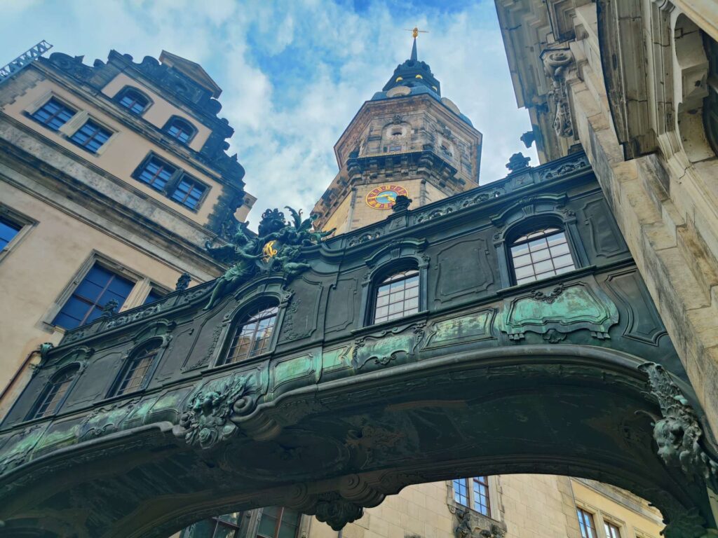 Sachsen Brücke zwischen Dresdner Residenzschloss und Hofkirche
