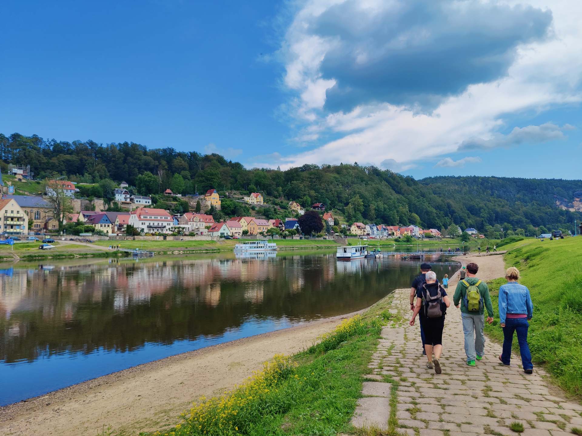 Sachsen Blick über die Elbe nach Rathen